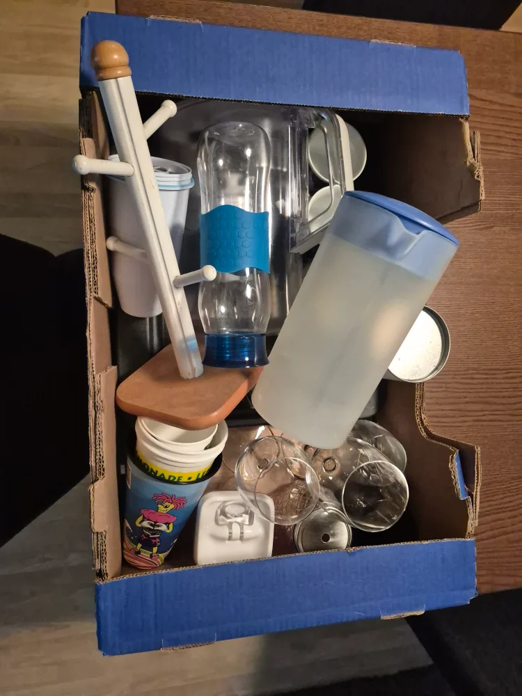 Box of Assorted Kitchen Items thumbnail