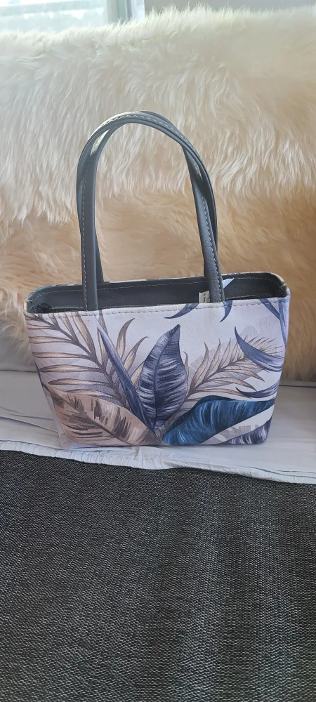 Handpainted Bag with Wooden Handles image indicator(7)