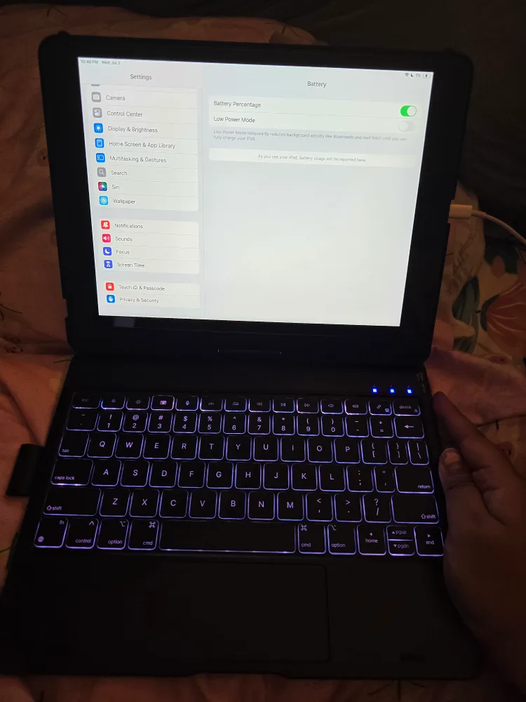 iPad (7th generation) with Keyboard Case image indicator(2)