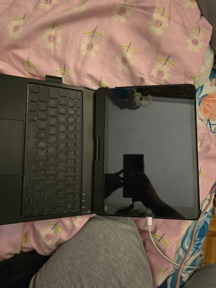 iPad (7th generation) with Keyboard Case image indicator(3)