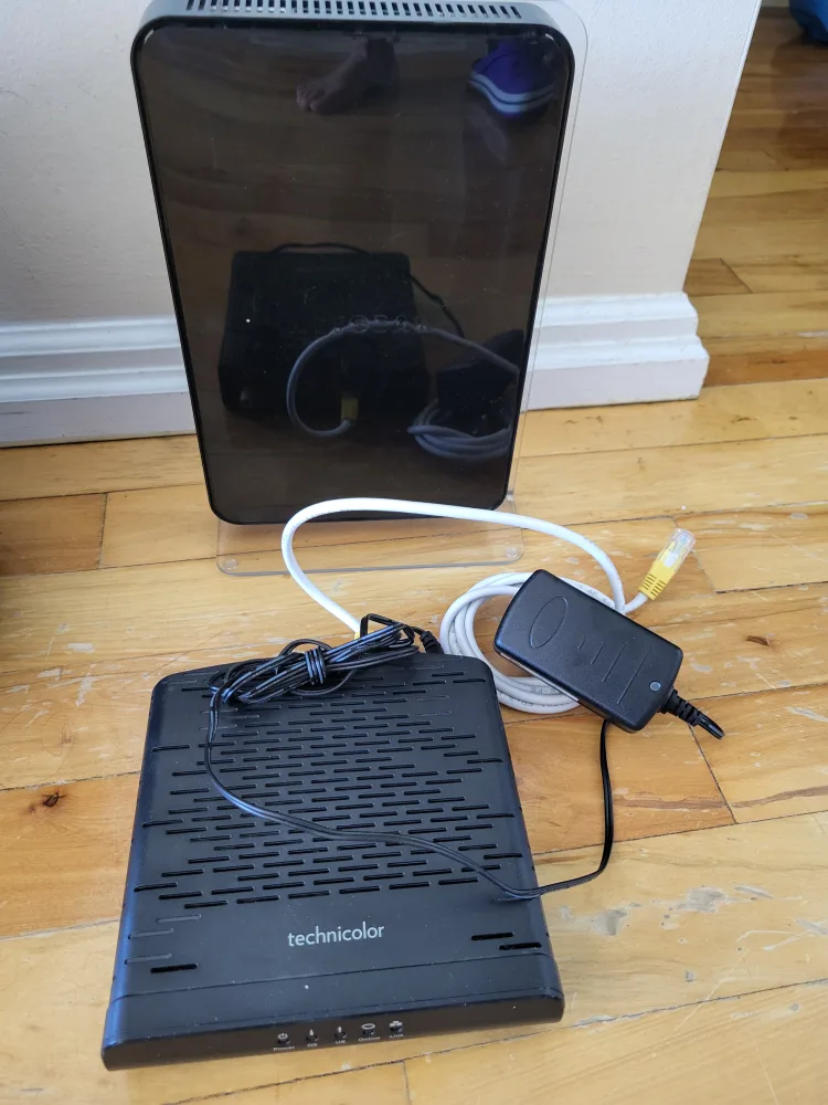 FREE Internet Modems 🇨🇦 thumbnail
