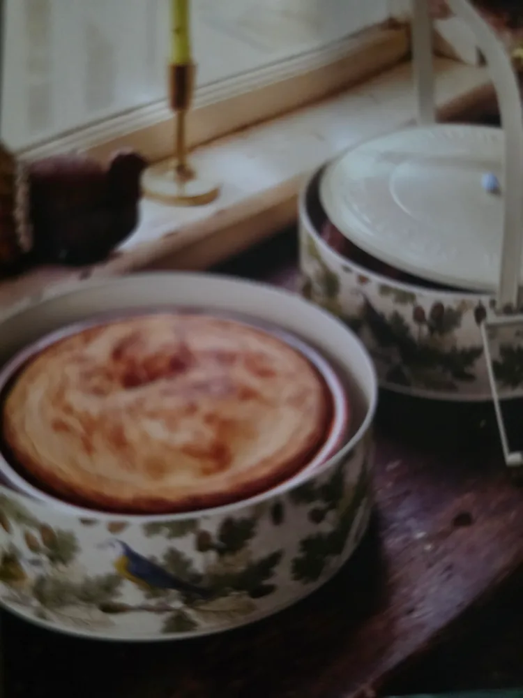 Vintage Double Pie Carrier with Lid & Handle thumbnail