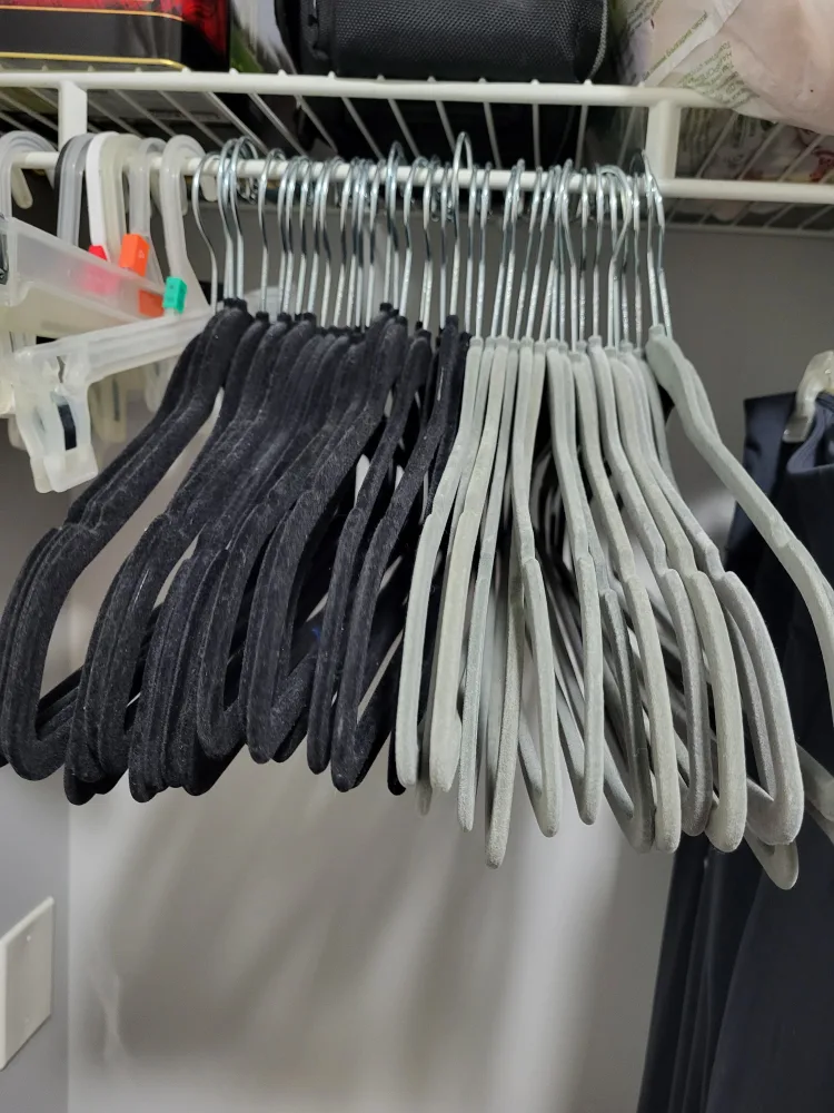 Variety of Clothes Hangers (70 pieces) thumbnail