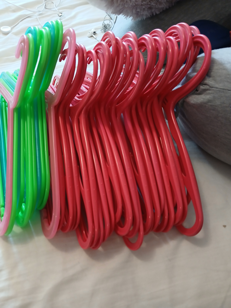 👀♥️ 43 PCS. KIDS IKEA Plastic Clothes Hangers 👀♥️- Pink & Green