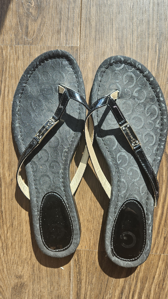 NEGOTIABLE - Guess Black Thong Sandals, Size 7.5