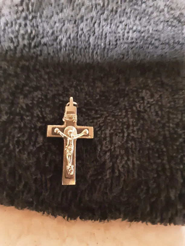 Cross pendant thumbnail