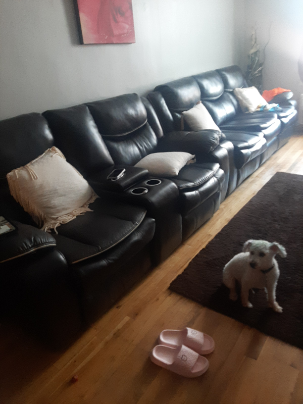 Comfortable leather recliining loveseat set.