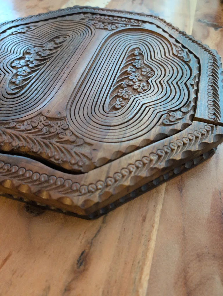 Intricate Wooden Collapsible Basket Serving 🇨🇦 image indicator(4)