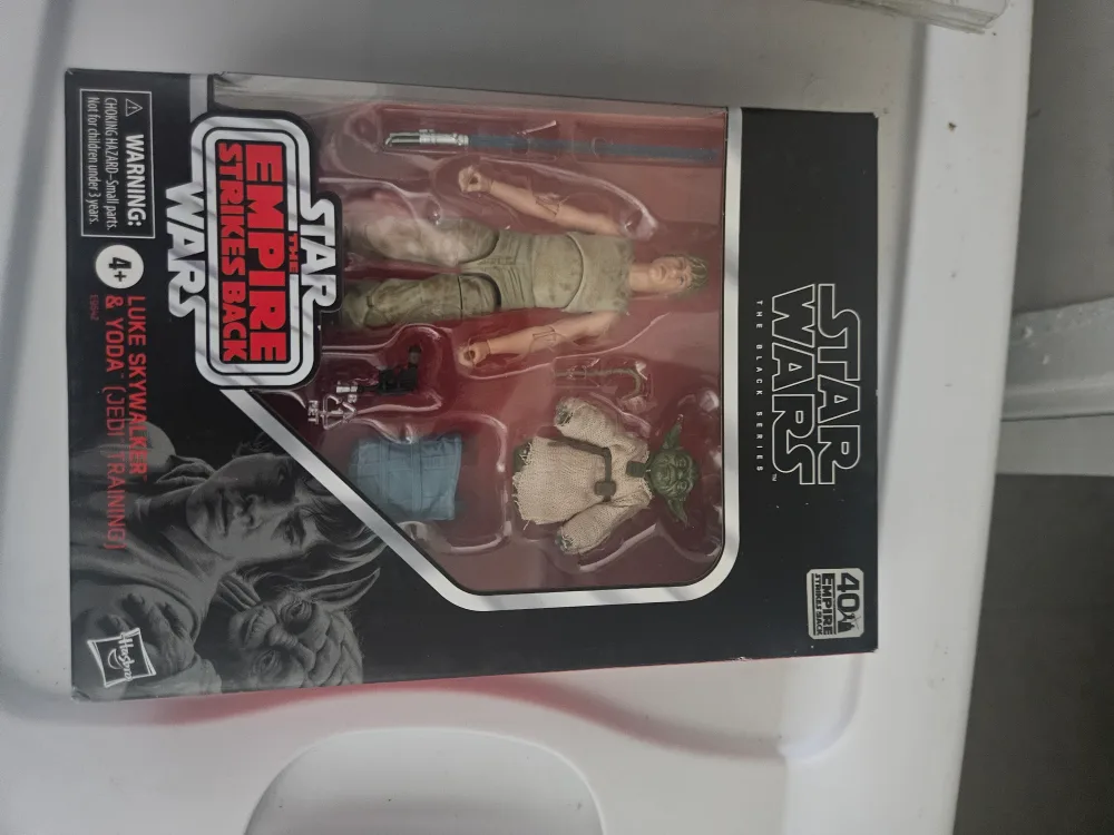 Star Wars Black Series Luke Skywalker & Yoda Figure thumbnail
