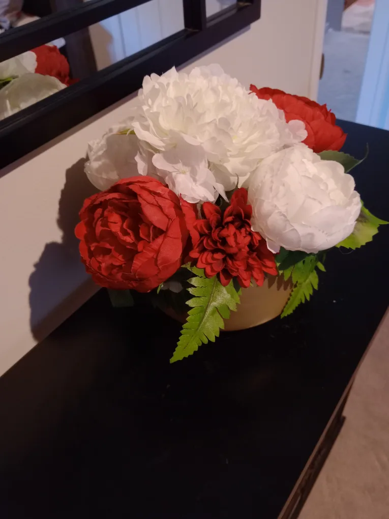 Floral Arrangement - Red & White Flowers image indicator(3)