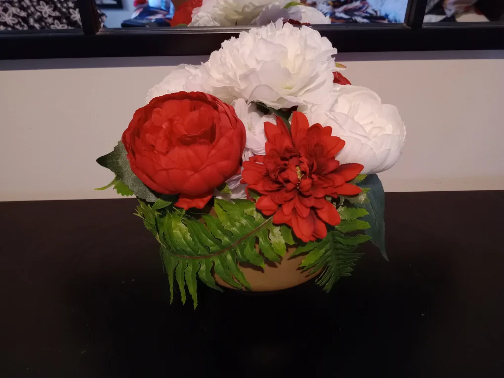 Floral Arrangement - Red & White Flowers image indicator(4)