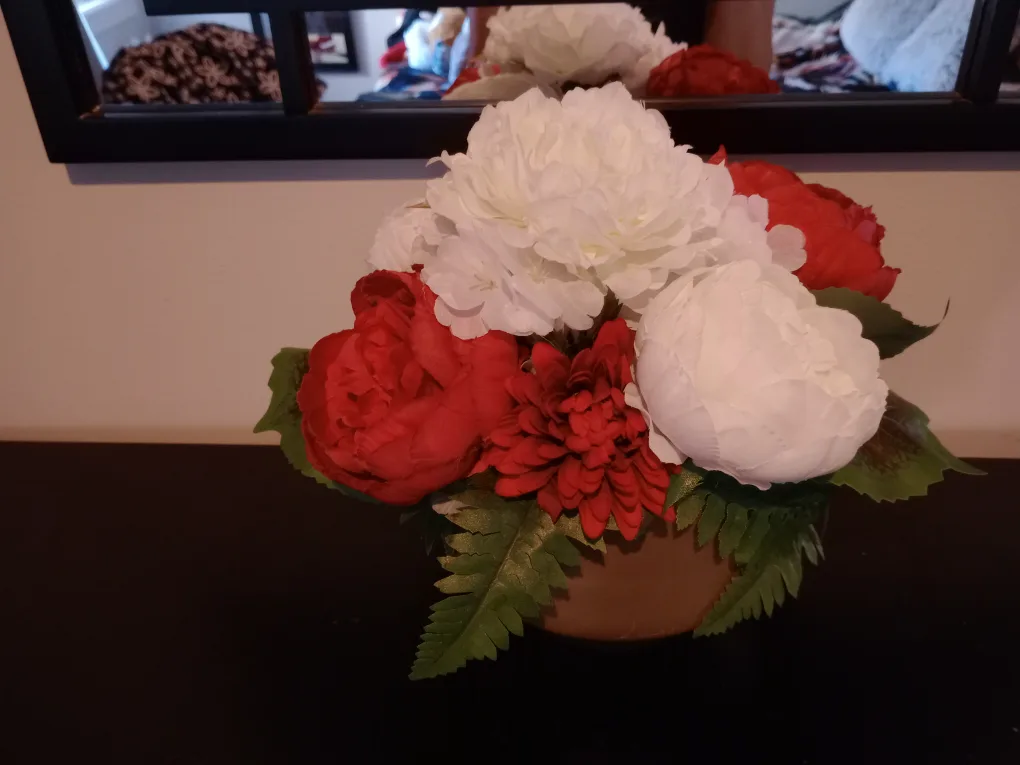 Floral Arrangement - Red & White Flowers image indicator(6)