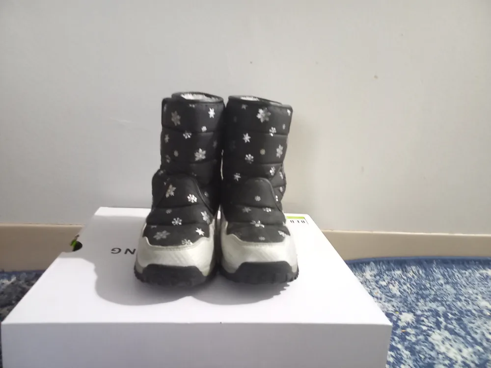 Snow Boots - Childrens Size 1- Black & White thumbnail