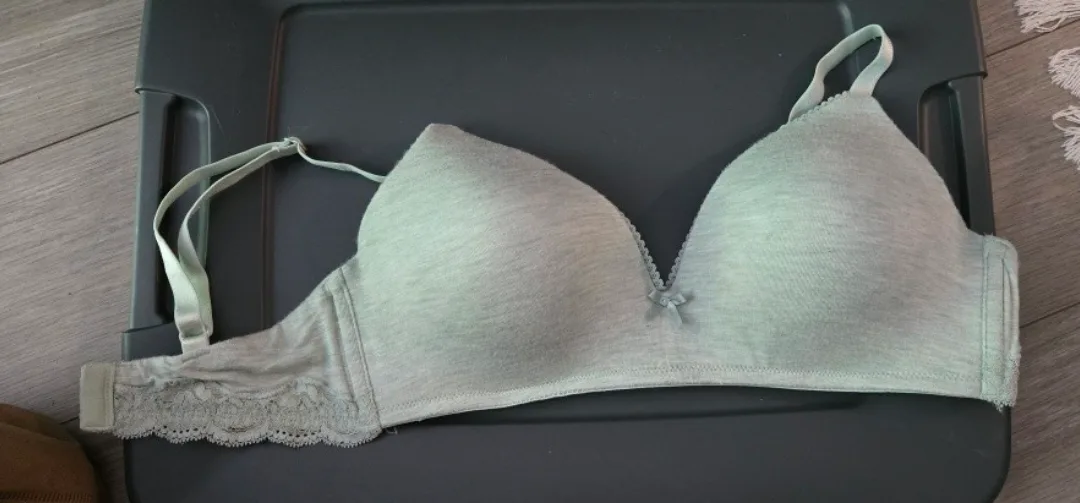 la Vie en Rose Bra - Size 34D thumbnail