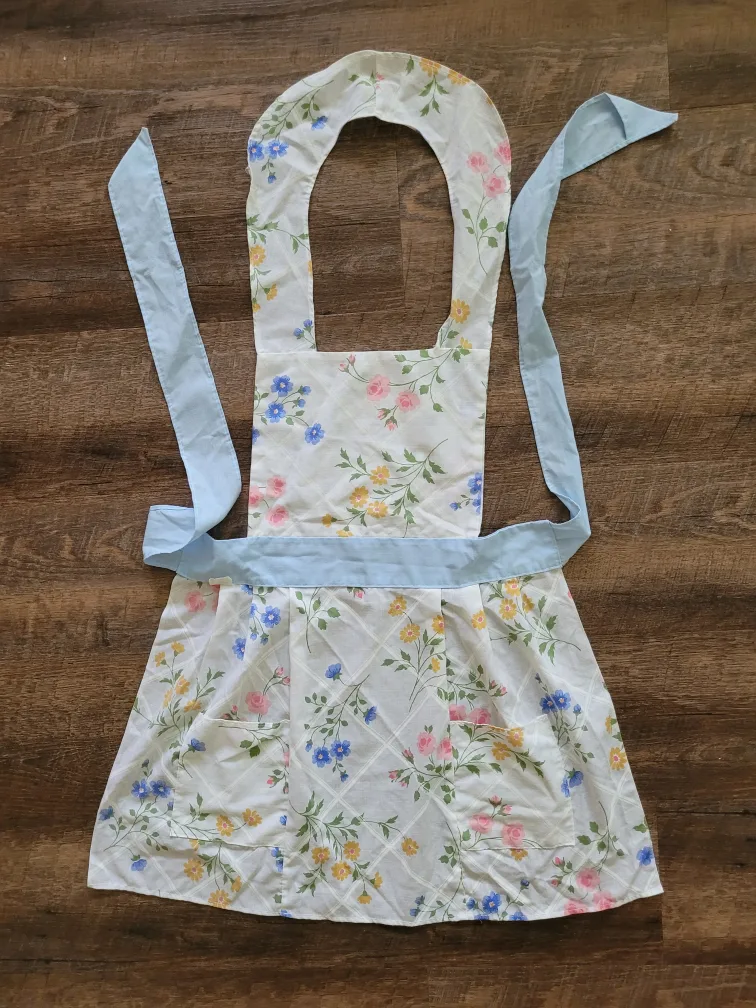 Vintage Floral Print Apron with Pockets 🇨🇦 thumbnail