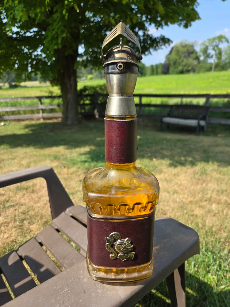 Vintage Knight Decanter image indicator(2)