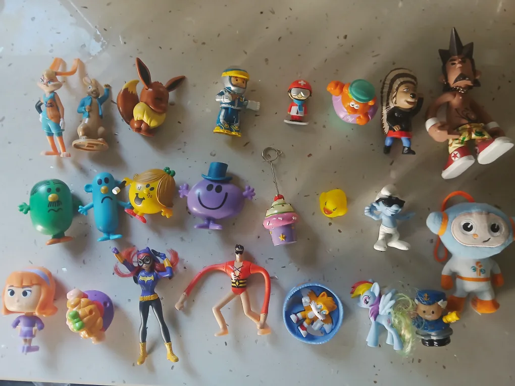 Mixed Lot of Toy Figurines thumbnail