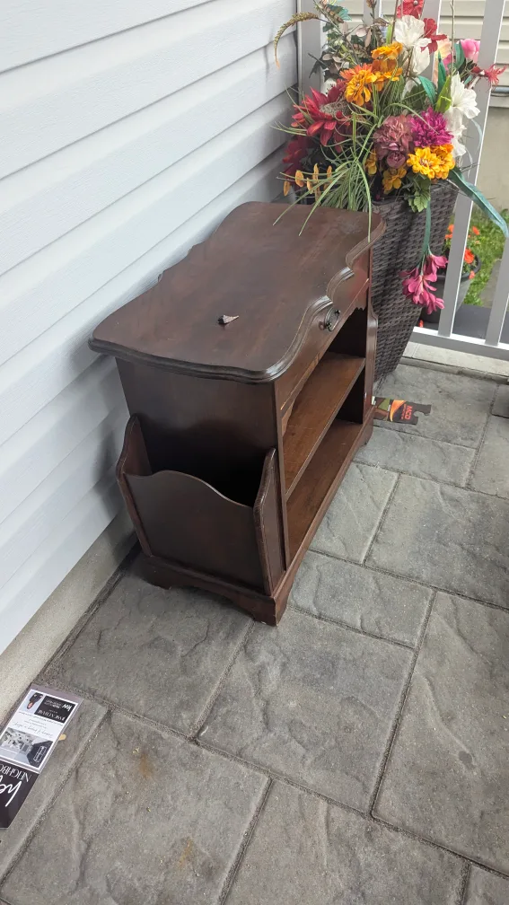 Brown Wooden Side Table with Magazine Rack 🇨🇦 image indicator(3)