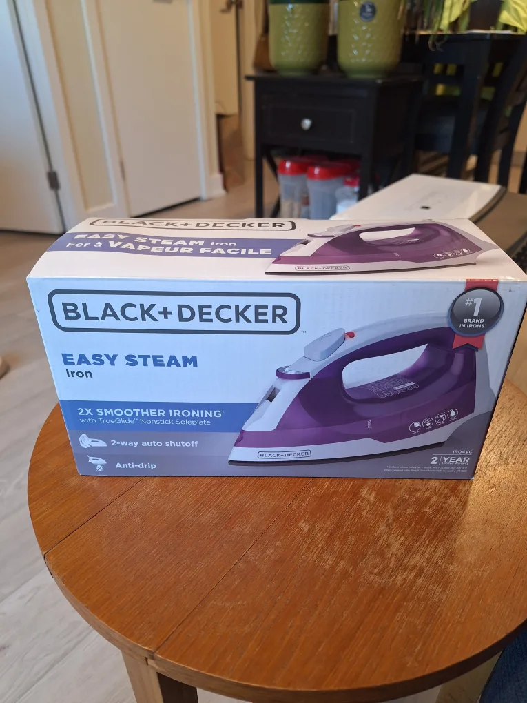 Black+Decker Easy Steam Iron - brand new in original packaging thumbnail