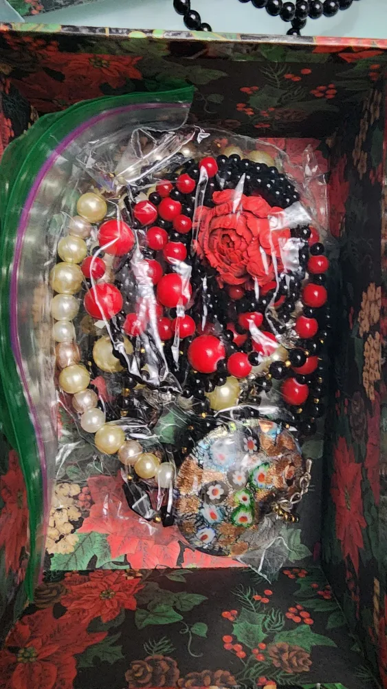 Assorted Bead/String Jewellery Lot image indicator(2)