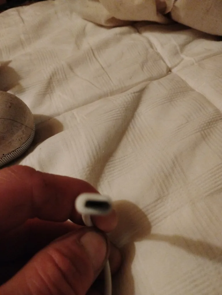 Beats Pill Portable Speaker with Case image indicator(6)