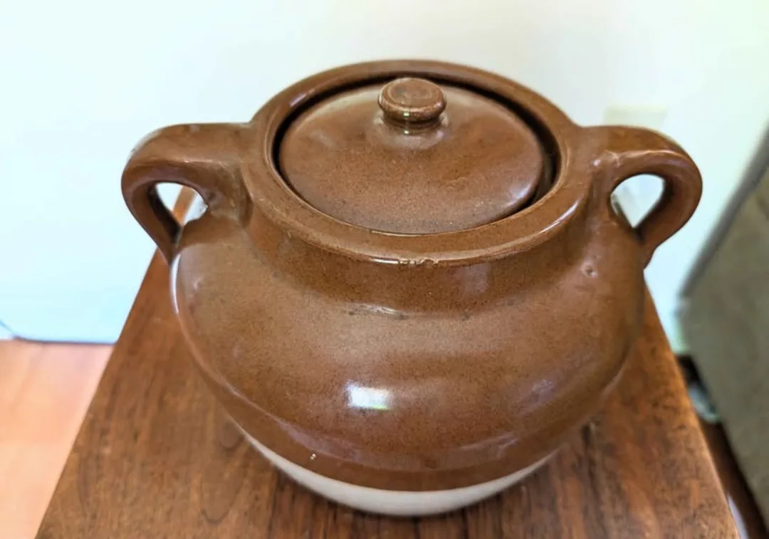 Medicine Hat Potteries Clay Bean Pot ~ 2 quart ~ 1940s image indicator(3)