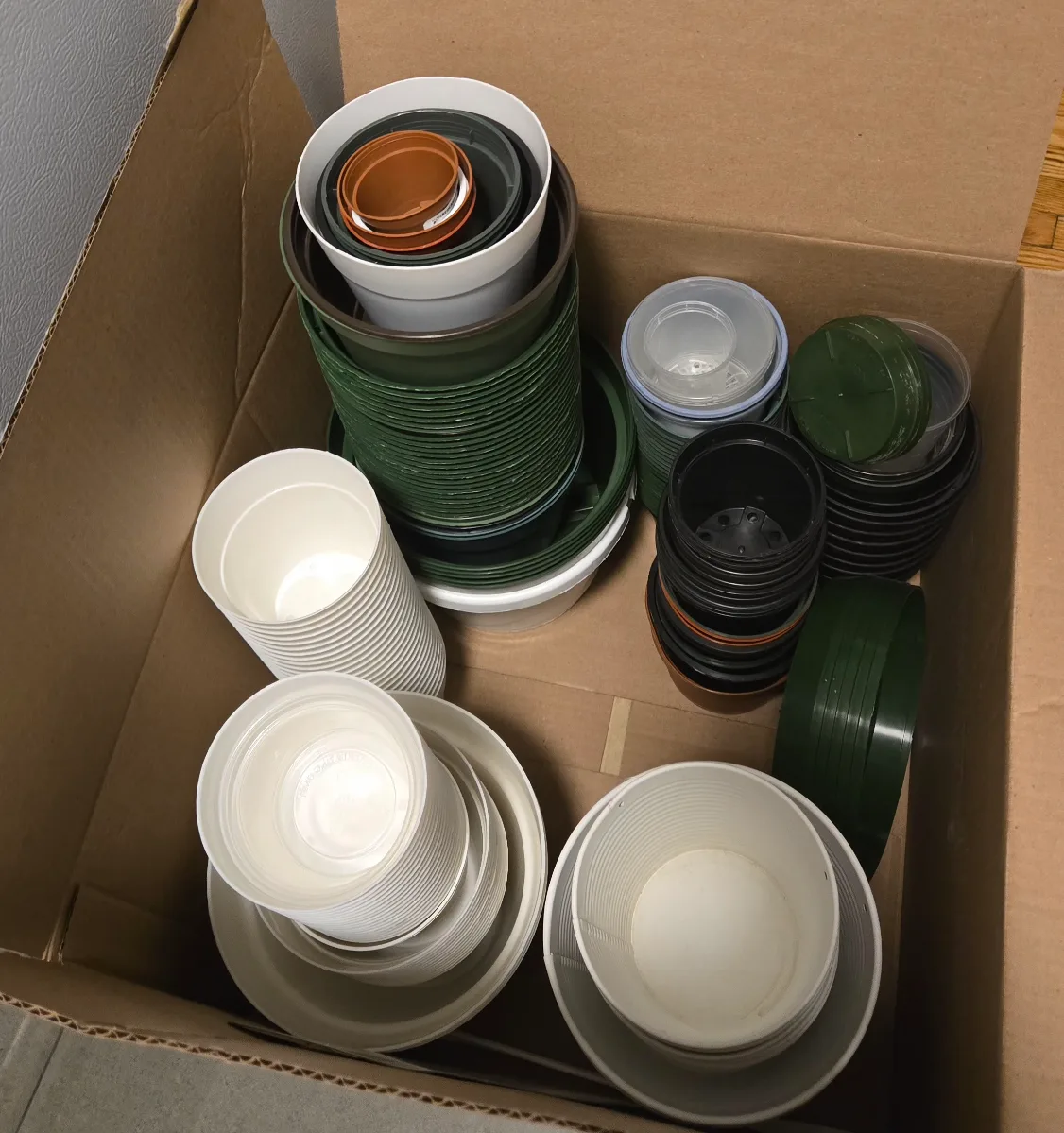 Huge lot of 🪴 houseplant 🪴 supplies! (Pots, Soil, etc.) image indicator(2)