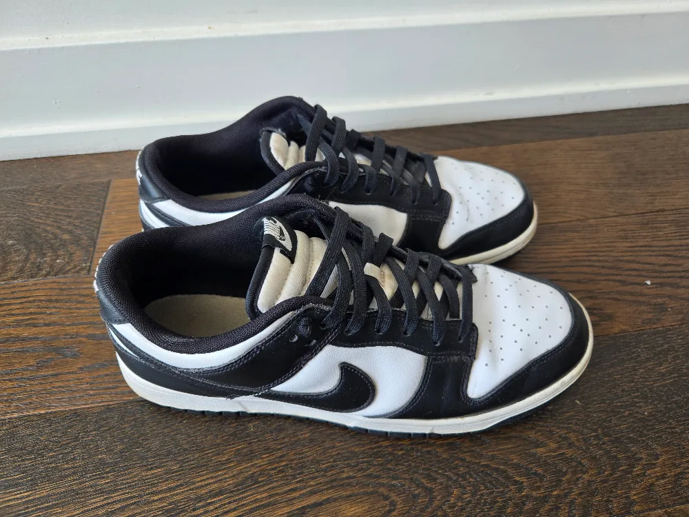Nike Dunk Low, Black & White image indicator(2)