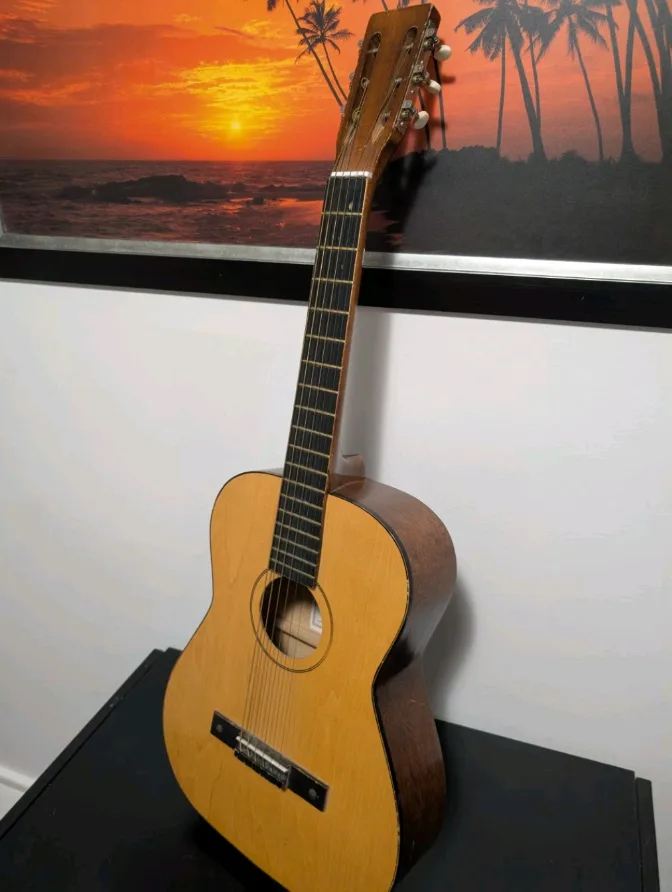Classic Vintage Guitar K7020 thumbnail