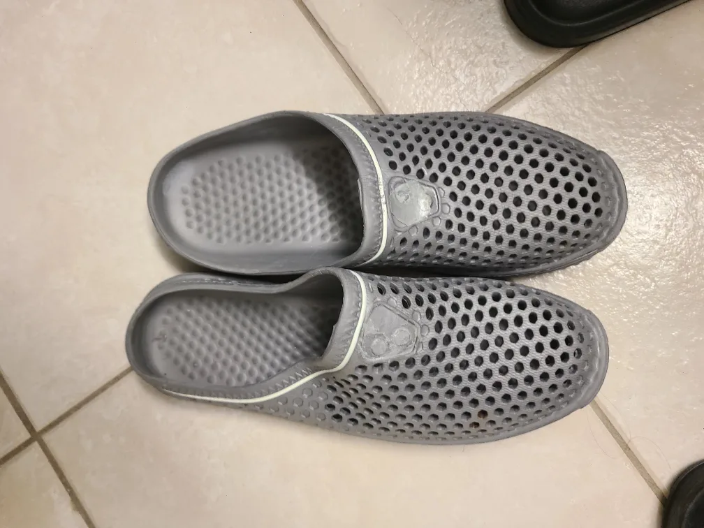 Grey Clogs - Size 9 🇨🇦 thumbnail