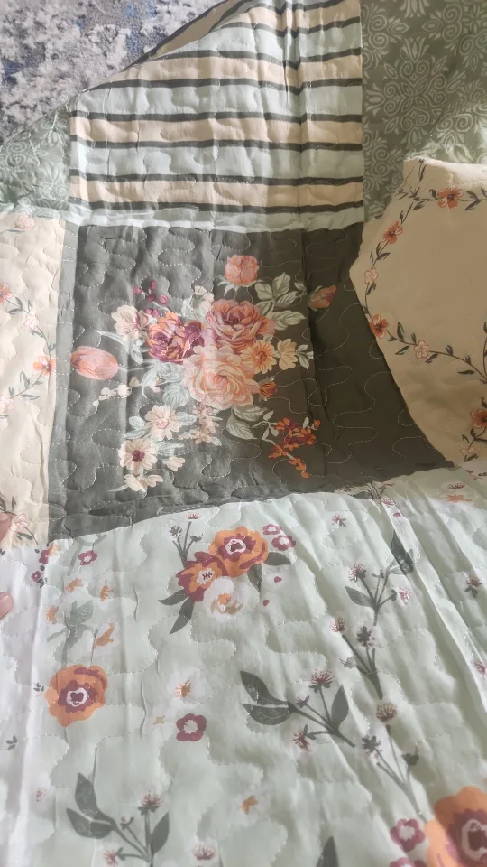 Floral Patchwork Quilt with Pillow Shams image indicator(9)