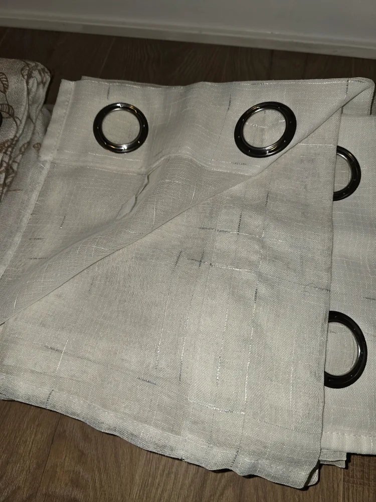 Curtains - Beige & Leaf Pattern image indicator(2)