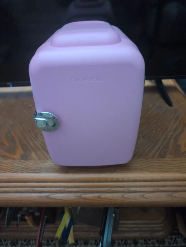 Crownful Pink Mini Fridge CF-PC4LBLK thumbnail