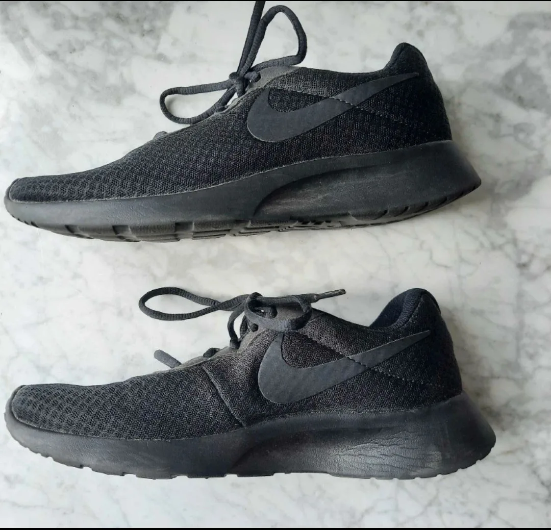 Nike Tanjun Black Running Shoes - Size 9.5 Womens image indicator(2)