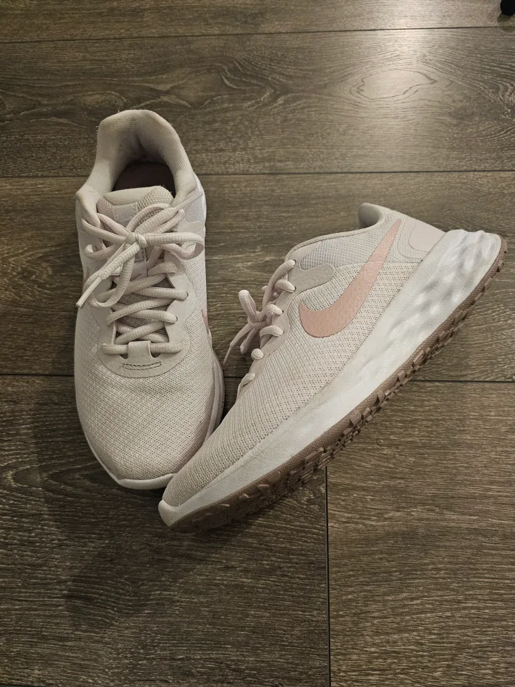 Nike Revolution 6 Running Shoes - US 7.5 image indicator(4)