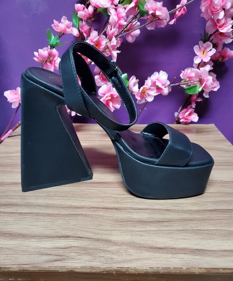 Black chunky platform heel sandals - size 7 image indicator(6)