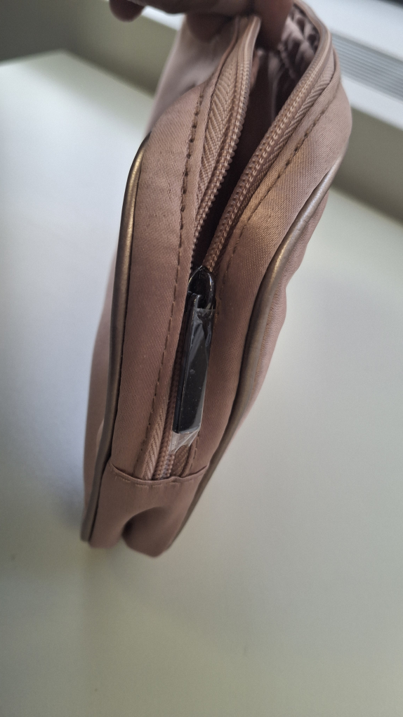 Giorgio Armani Cosmetics Pouch - photo 3
