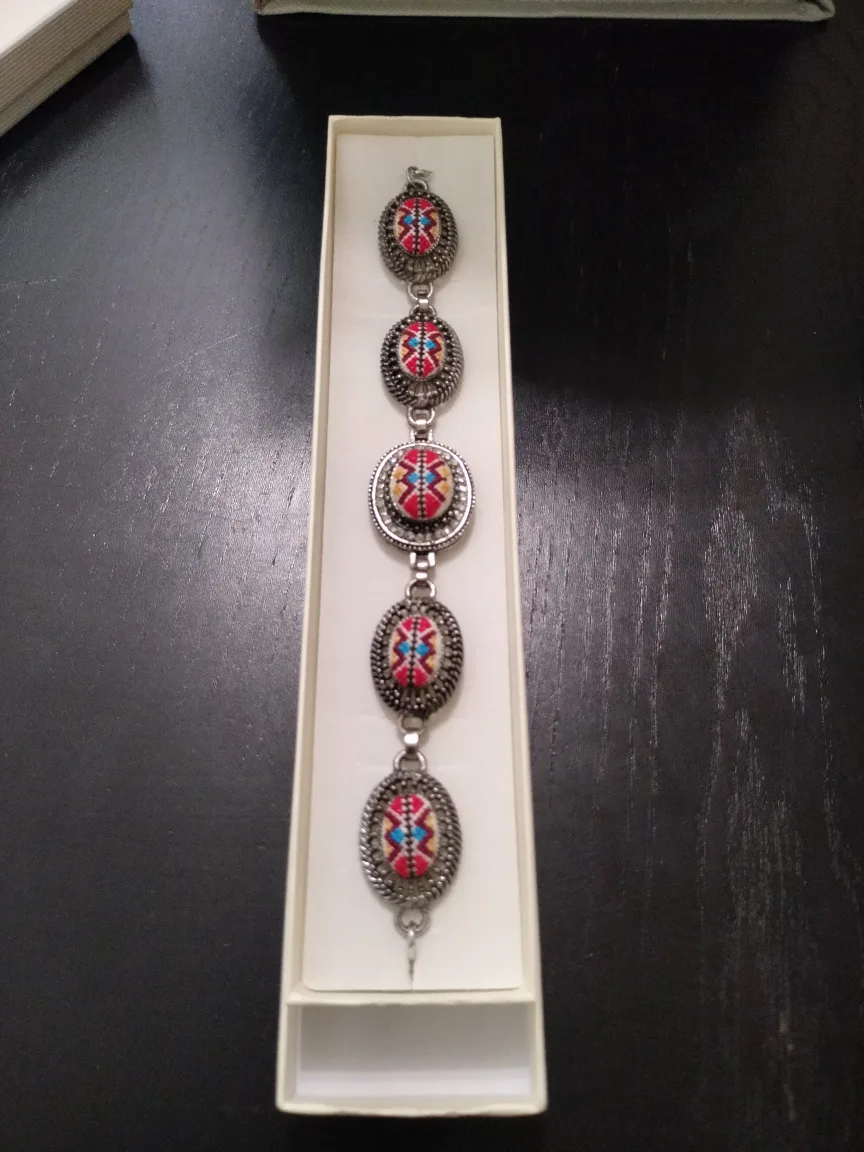 Vintage Style Bracelet with Box thumbnail