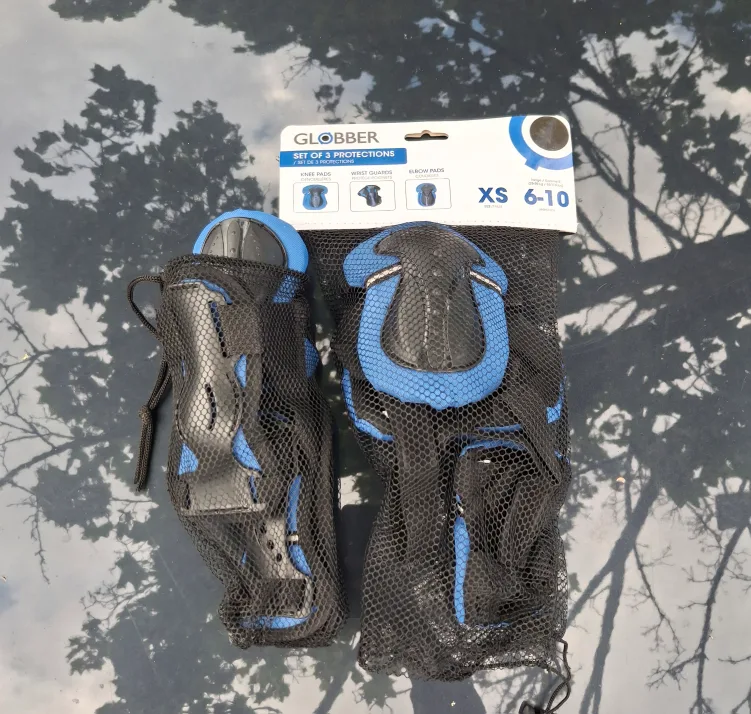 Elbow and knee pads for kids thumbnail