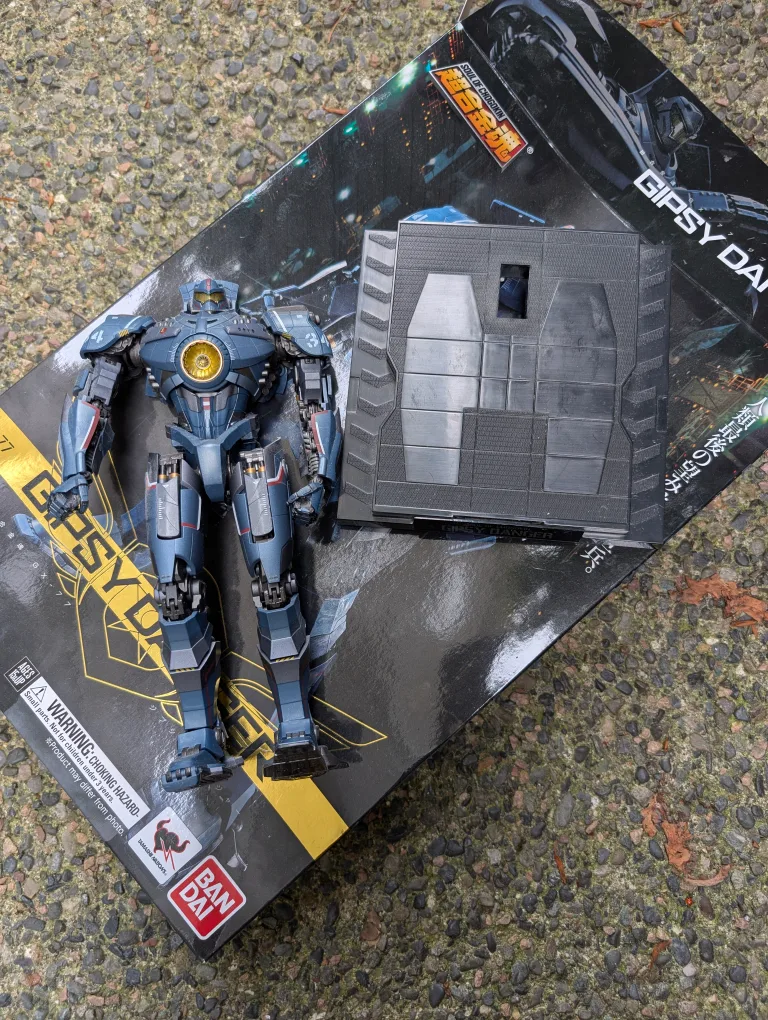 Amazing condition Pacific Rim figurine with stand image indicator(3)