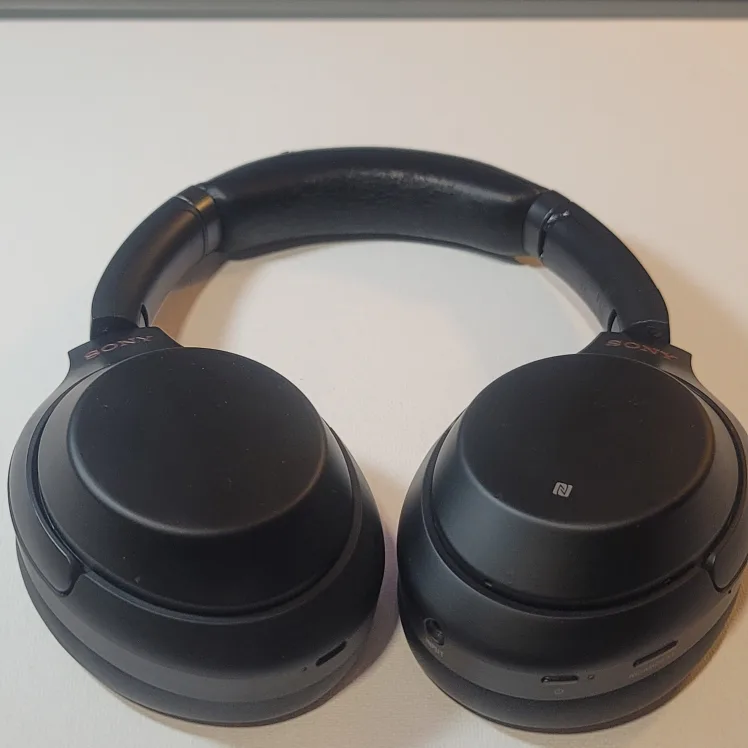 Sony WH-1000XM3 Wireless Headphones - Black image indicator(2)