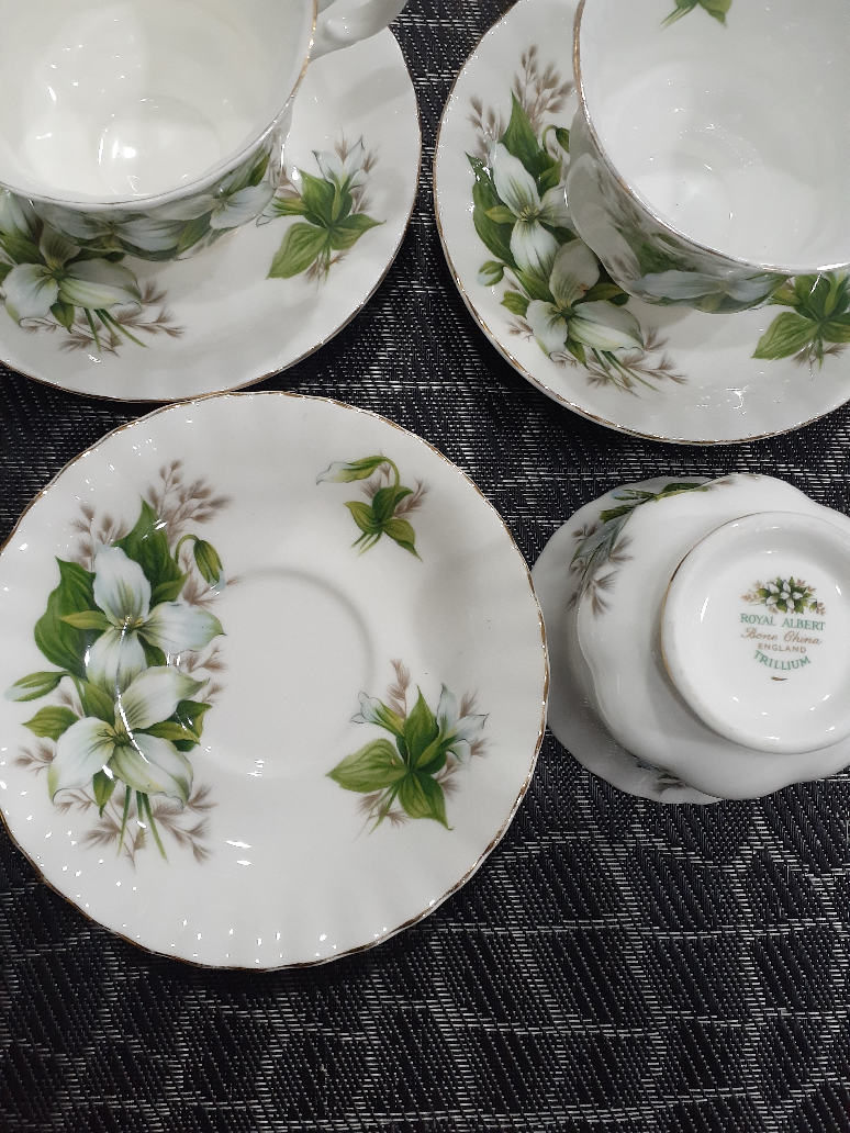 Royal Albert Trillium Teacup and Saucer - photo 2