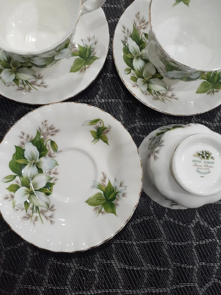 Royal Albert Trillium Teacup and Saucer image indicator(2)