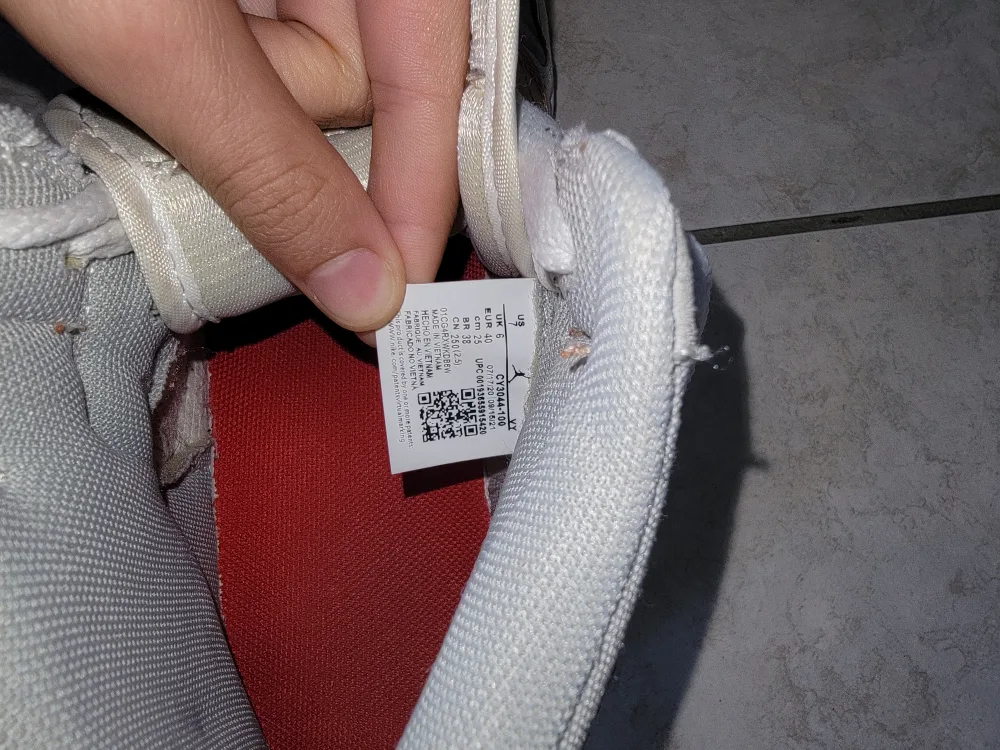 Nike Air Jordan 1 Mid Shoes - Size 7 (Women's) image indicator(3)