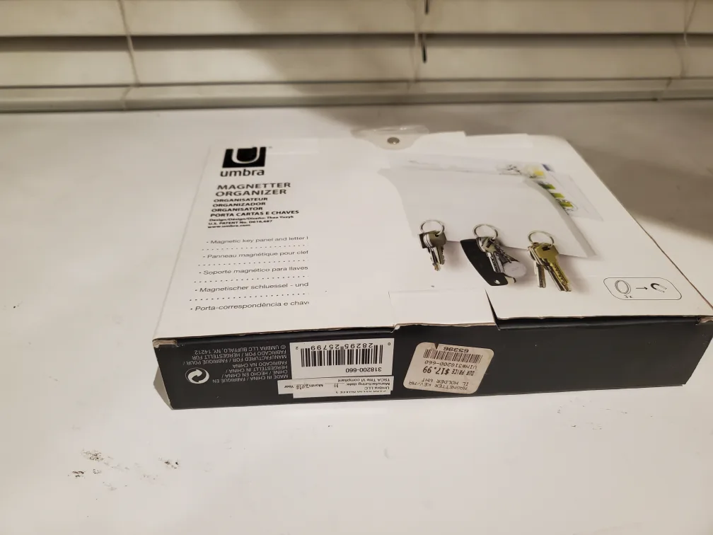 Umbra Magnetter Organizer - Magnetic Key & Letter Holder image indicator(2)