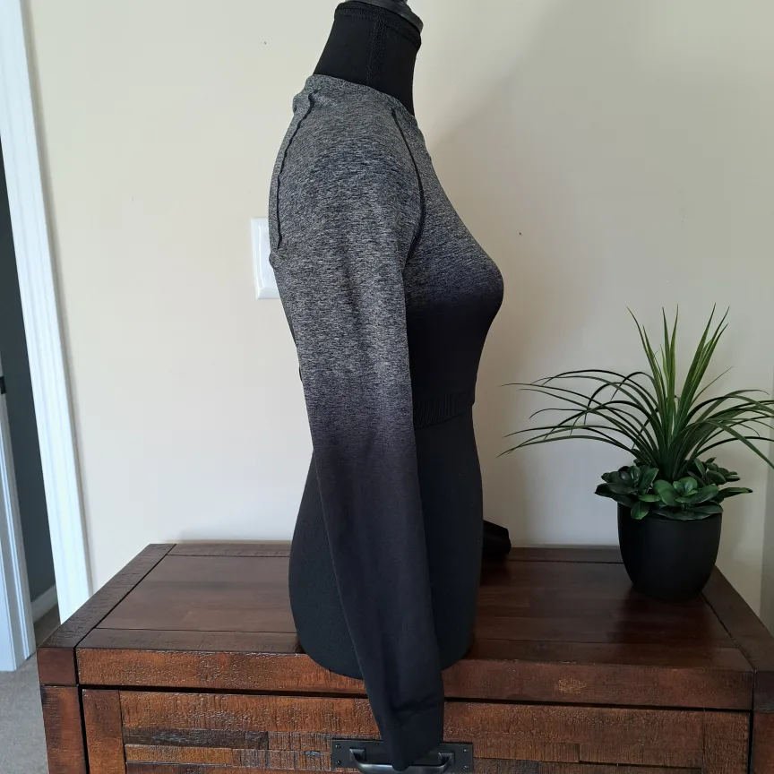 Gymshark Adapt Ombre Crop Top Grey Black Size Small Active Top image indicator(4)