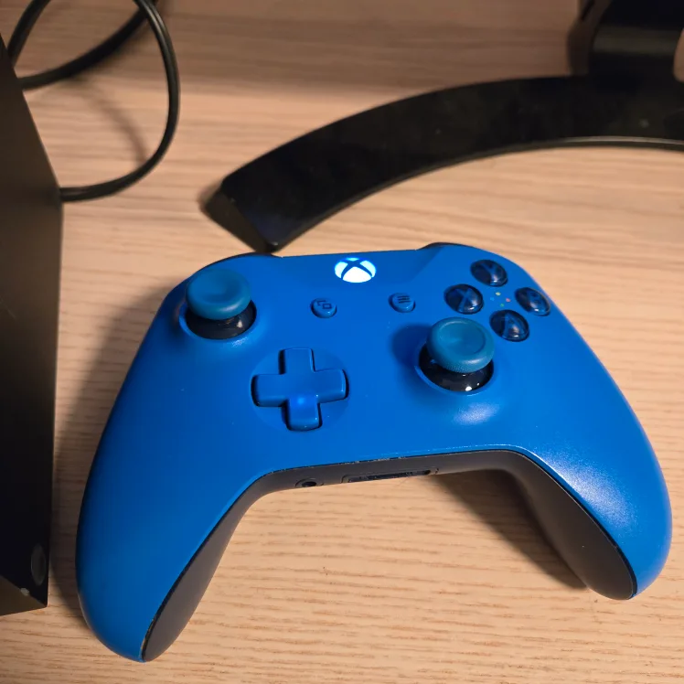 Xbox Series X. CLEAN. No issues. With cables. good controller. image indicator(2)