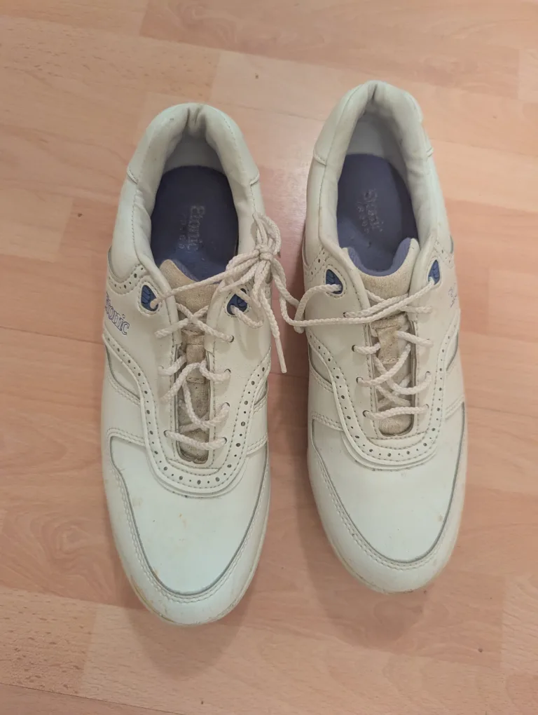 Excellent condition WOMENS 9M etonic golf shoes cleats image indicator(2)