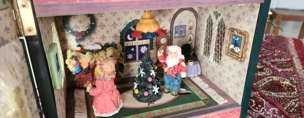 Musical Christmas Dollhouse image indicator(3)