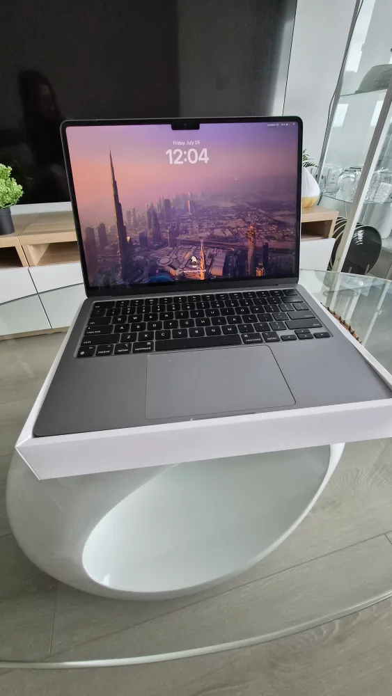 Like-New 2022 MacBook Air M2 (8GB/256GB) - Excellent Condition thumbnail